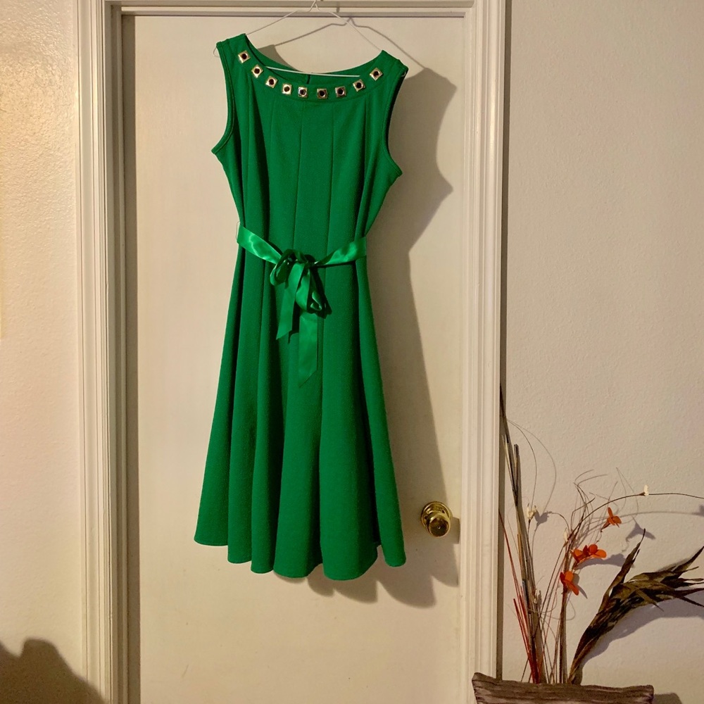 Beautiful Ladies green  dress!!! Gently preloved!